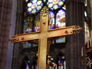 Saint-Denis, Fransa - 15 Haziran 2019: Saint-Denis Bazilikası 'nda Katolik haçı