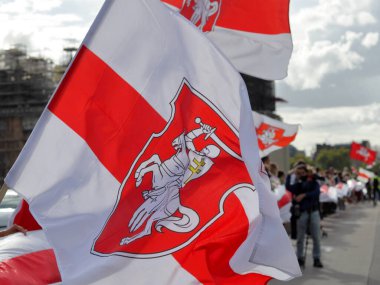 Londra, İngiltere - 23 Ağustos 2020: Londra, İngiltere 'de Başkan Lukashenko' ya karşı düzenlenen protesto sırasında Westminster Köprüsü 'nde dalgalanan Beyaz Rusya bayrağı