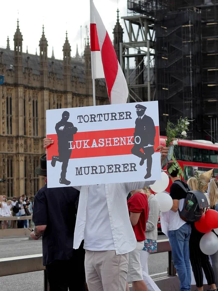 London August 2020 Belarussian Protester Holding Lukashenko Poster Westminster Bridge — Stock fotografie