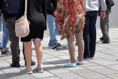 Paris / Fransa - 10 Haziran 2019: Dolandırıcılar yasadışı üçkağıt, kibrit kutularıyla yapılan güven hilesi oyunlarını sahneledi