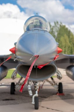 SIAULIAI / LITHUANIA - 27 Temmuz 2019: Siauliai Hava Üssü 'nde Falcon Wings 2019 hava gösterisinde F-16 savaş uçağı statik görüntüsü