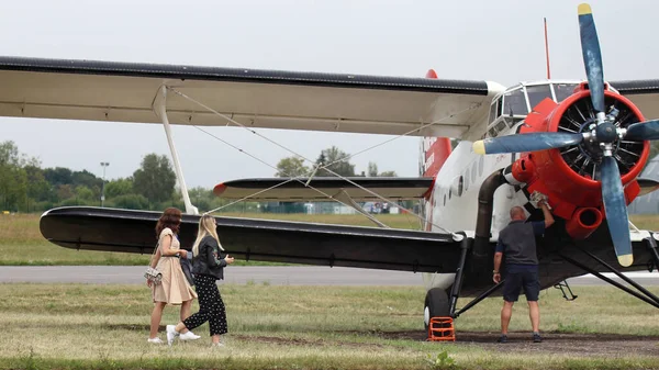 Kaunas Lithuania August 2019 Women Approaching Czech Xig Antonov Transport — Stockfoto