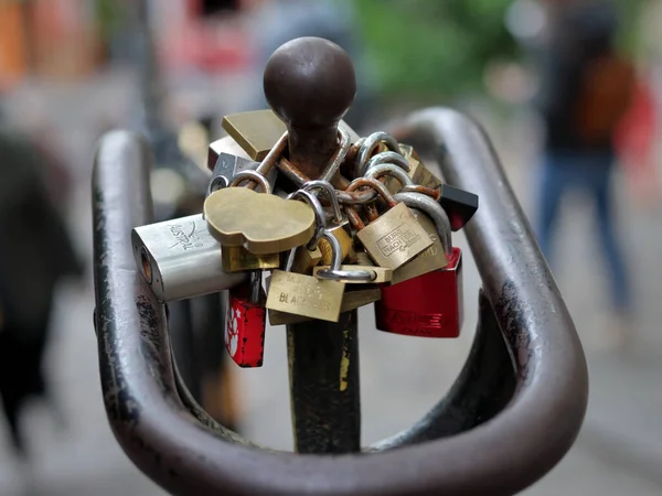 Paris France June 2019 Love Locks Attached Fencing Monmartre — Stock fotografie