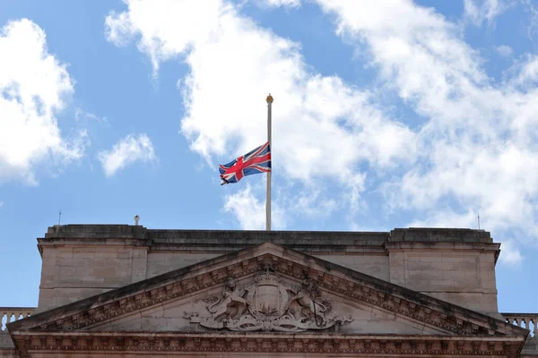 London April 2021 Buckingham Palace Union Flag Flying Half Mast Fotos de stock libres de derechos