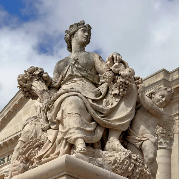 Antique Άγαλμα Στο Πάρκο Του Παλατιού Βερσαλλίες Κοντά Στο Παρίσι — Φωτογραφία Αρχείου
