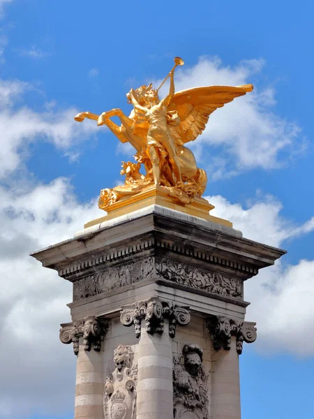 Paris France June 2019 Gilded Fames Sculptures Socle Counterweights Alexander — Fotografia de Stock