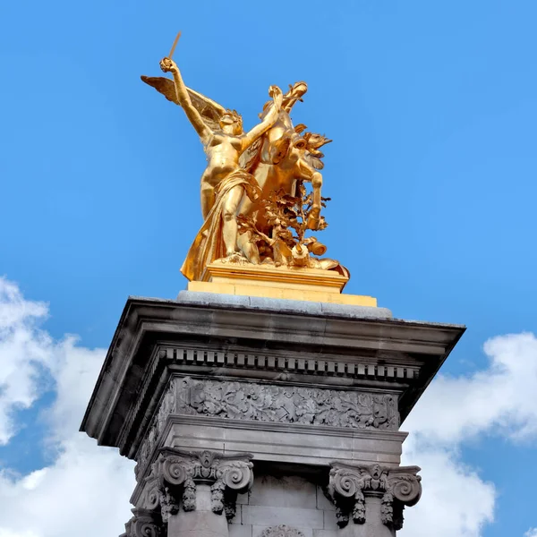 Париж Франция Июня 2019 Скульптуры Позолоченная Слава Цокольном Противовесе Мосту — стоковое фото