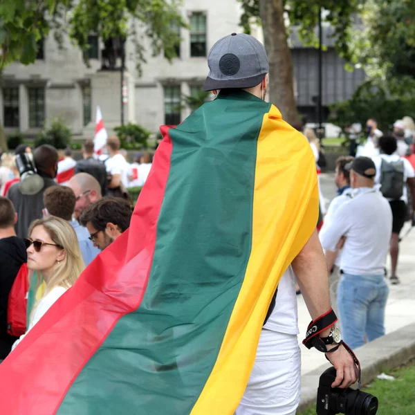 London August 2020 Protester Wrapped Lithuanian Flag Parliament Square — Fotografia de Stock