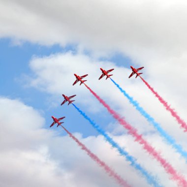 Kraliyet Hava Kuvvetleri RAF Ekibi Kırmızı Oklar hava gösterisi