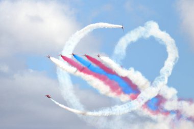 Kraliyet Hava Kuvvetleri RAF Ekibi Kırmızı Oklar hava gösterisi