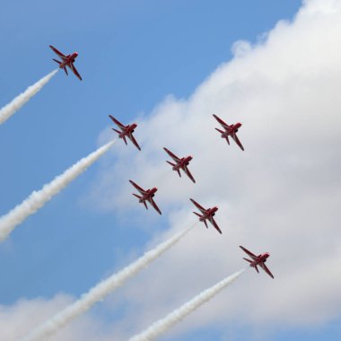 RAF akrobatik takımı Red Arrows hava gösterisi performansı