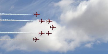 RAF akrobatik takımı Red Arrows hava gösterisi performansı