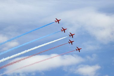 RAF akrobatik takımı Red Arrows hava gösterisi performansı