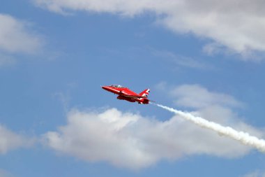 Fairford, İngiltere - 15 Temmuz 2022: RAF aerobatik takımı Red Arrows hava gösterisi performansı