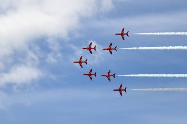 Kempsford, İngiltere - 15 Temmuz 2022: RAF aerobatik takımı Red Arrows hava gösterisi performansı