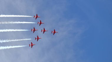 Kempsford, İngiltere - 15 Temmuz 2022: RAF aerobatik takımı Red Arrows hava gösterisi performansı
