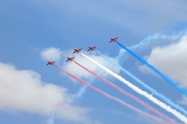 Kempsford, İngiltere - 15 Temmuz 2022: RAF aerobatik takımı Red Arrows hava gösterisi performansı