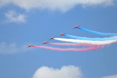 Kempsford, İngiltere - 15 Temmuz 2022: RAF aerobatik takımı Red Arrows hava gösterisi performansı