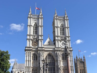 İngiltere, Londra 'daki Westminster Abbey ve Victoria Kulesi' nde Birlik Bayrağı yarıya indirildi.