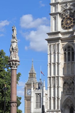 Westminster Manastırı, Kırım ve İngiliz İsyan Anıtı 'nın arka planında Union Flag yarım direği, Elizabeth Tower ve Big Ben var.