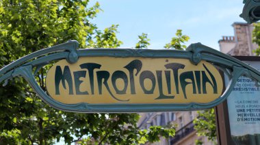 Paris, Fransa 'da güzel bir retro Metropolitan tabelası