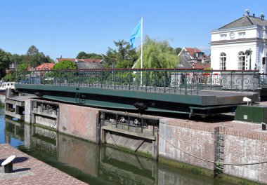 Muiden, Hollanda - 22 Haziran 2022: Limandan iç kısımlara giden teknelerin geçmesine olanak sağlayan döner kapaklı köprü açıldı.