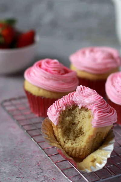 Muffins Decorated Pink Buttercream Frosting Top Red Baking Cups Grey — Foto de Stock