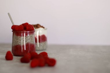 Gri mermer masada ahudududulu iki bardak chia pudingi.