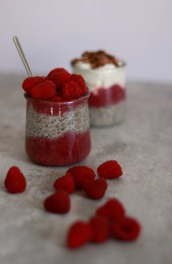 Gri mermer masada ahudududulu iki bardak chia pudingi.