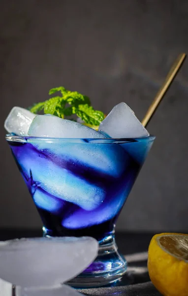 Close Blue Lagoon Cocktail Ice Mint Lemon Grey Background — Stock fotografie