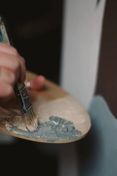 Close Hands Artist Paint Palette Brushes — Stok fotoğraf