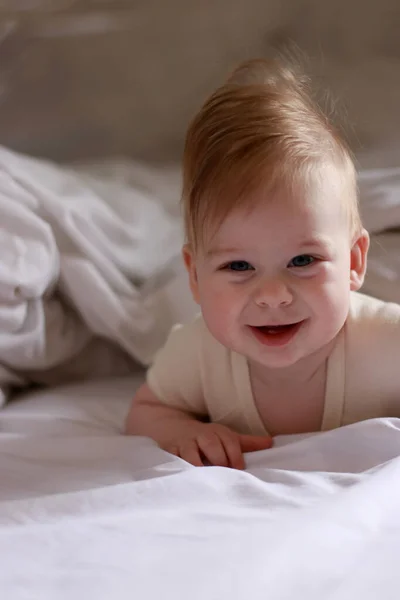 Portrait Happy Baby Bed White Sheets Blurred Background — Fotografia de Stock