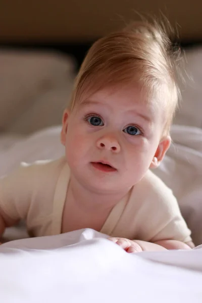 Portrait Happy Baby Bed White Sheets Blurred Background — Fotografia de Stock