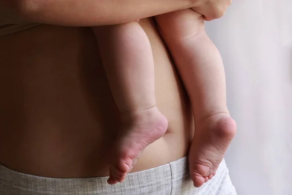 Close Woman Belly Baby Feet Mother Holding Baby — Fotografia de Stock