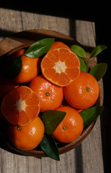 Mandarinen Mit Blättern Einer Hölzernen Schüssel Draufsicht — Stockfoto