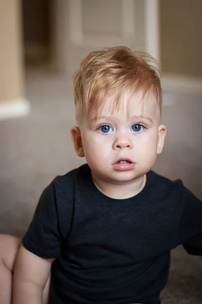 Foto Alta Qualidade Retrato Menino Olhando Para Câmera Olhos Azuis — Fotografia de Stock