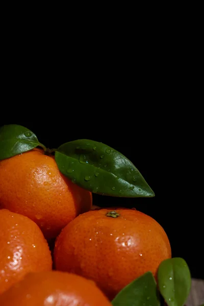 Primer Plano Mandarinas Con Hojas Gotas Agua Fondo Negro Foto — Foto de Stock