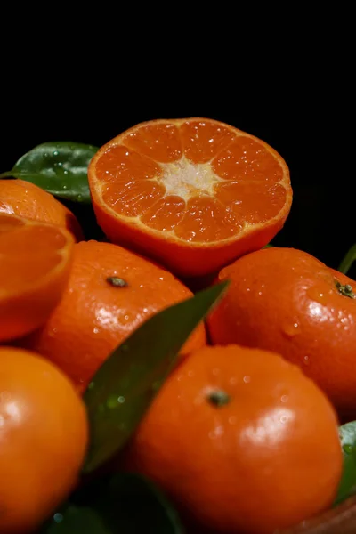 Nahaufnahme Von Mandarinen Mit Blättern Dunkler Hintergrund Hochwertiges Foto — Stockfoto