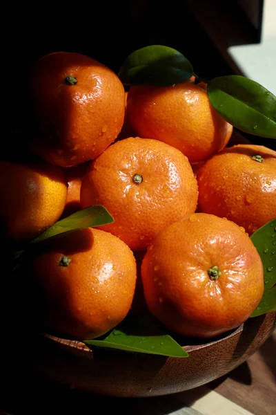 Nahaufnahme Von Mandarinen Mit Blättern Einer Holzschale Hochwertiges Foto — Stockfoto