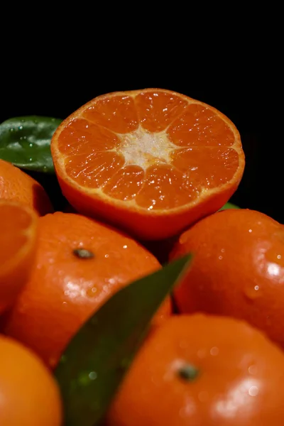 Gros Plan Des Mandarines Avec Des Feuilles Fond Sombre Photo — Photo