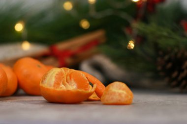 Soyulmuş bir mandalinayı yakın plan, bulanık arka plan, kostüm ağacı ve ışıklar. Yüksek kalite fotoğraf