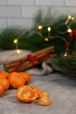 Soyulmuş bir mandalinayı yakın plan, bulanık arka plan, kostüm ağacı ve ışıklar. Yüksek kalite fotoğraf