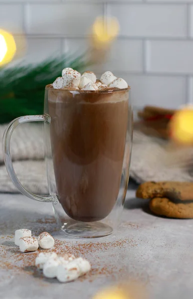 Гарячий Шоколад Скляній Кухольці Міні Зефіром Сірому Столі Розмитим Різдвяним — стокове фото