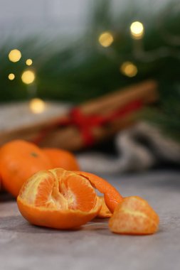 Soyulmuş bir mandalinayı yakın plan, bulanık arka plan, kostüm ağacı ve ışıklar. Yüksek kalite fotoğraf