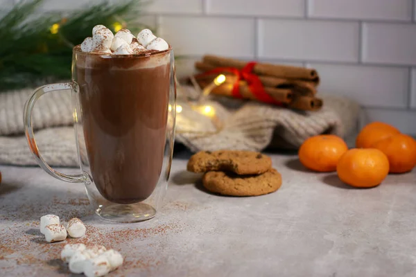 Гарячий Шоколад Скляній Кухольці Міні Зефіром Сірому Столі Печивом Мандаринами — стокове фото