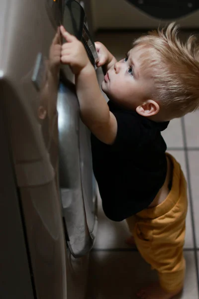 Çamaşır Makinesinin Düğmeleriyle Oynayan Bir Çocuk Yüksek Kalite Fotoğraf — Stok fotoğraf