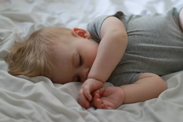 Perto Dormir Menino Meses Idade Cama Com Lençóis Brancos Foto — Fotografia de Stock