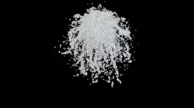 Şeffaf siyah arkaplanın önüne su sıçrıyor