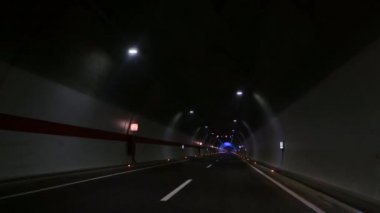 Otobanda bir tünelde araba kullanırken