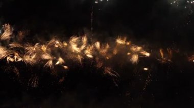 Renkli havai fişek parçacık ışığıyla donatılmış arkaplan